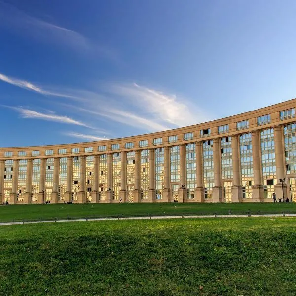 Appartement moderne 43 m2 au cœur de Montpellier, Tramway au pied de l'immeuble, Parking public, Idéal pour 1 à 3 personnes, hotel i Montpellier