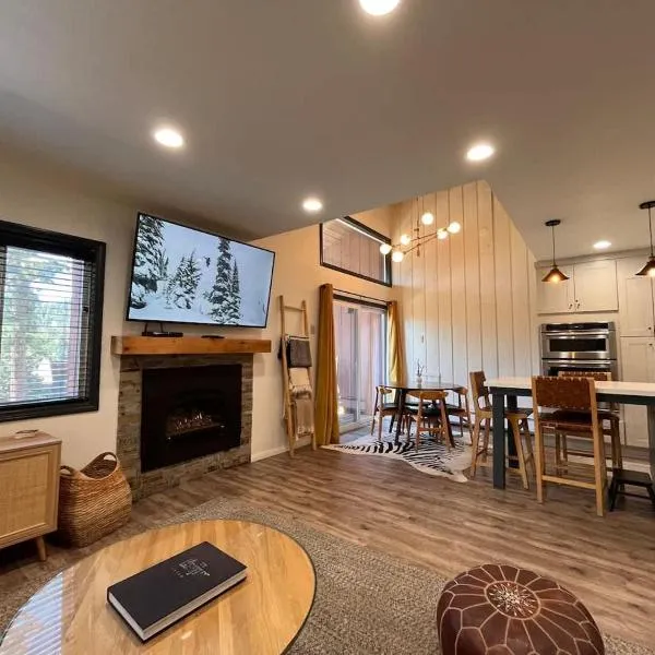 1 Bedroom with Loft, Cozy Mtn Condo with Pool and Jacuzzis、マンモス・レイクスのホテル