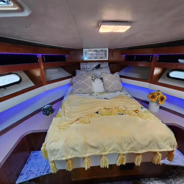 2 Bedroom Yacht Rental, hotel Cranstonban