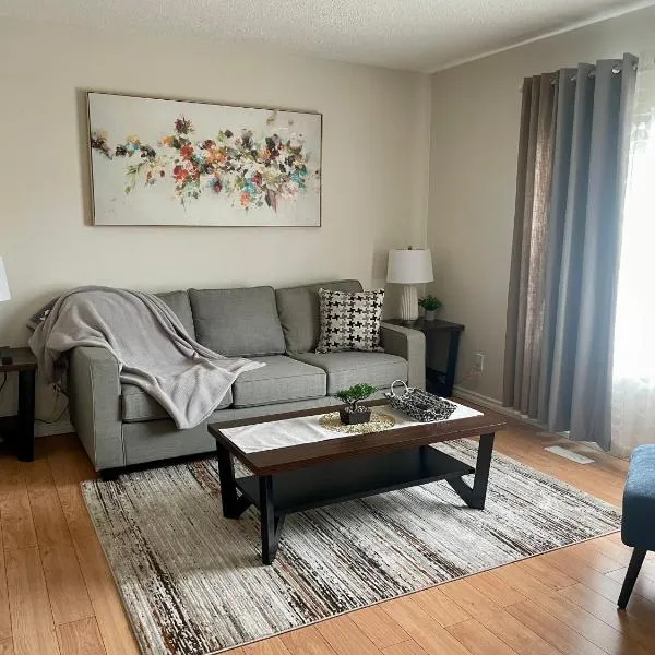 Home beside WEM, hotel di Edmonton