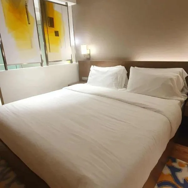 Novotel Manila Residence Hotel by Jolly Luxe Suites at Acqua, Hotel in Manila
