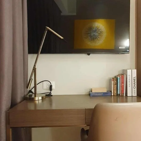 Novotel Residence Hotel Manila by Jolly Luxe Suites at Acqua, hotel in Manila