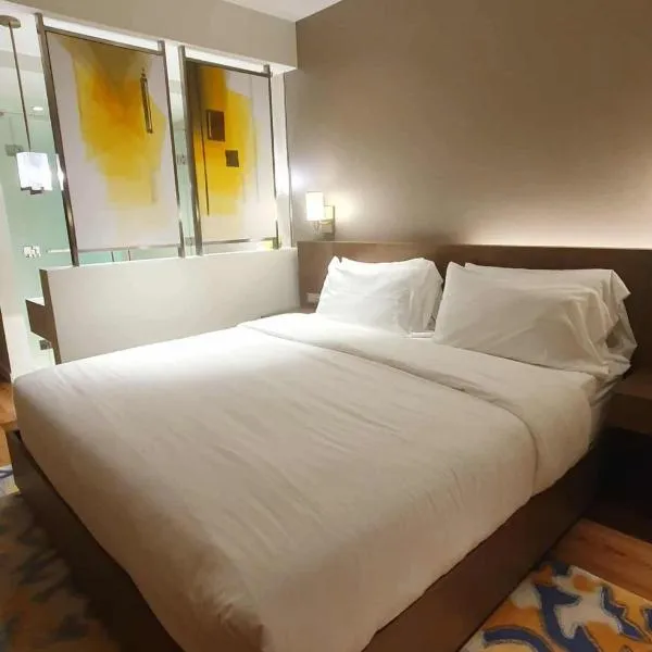 Novotel Residence Hotel Manila by Jolly Luxe Suites at Acqua, hotel in Manila
