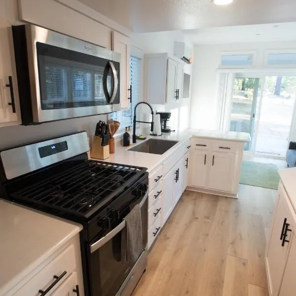 Tiny Blanca at Yosemite Gateway، فندق في غروفلاند