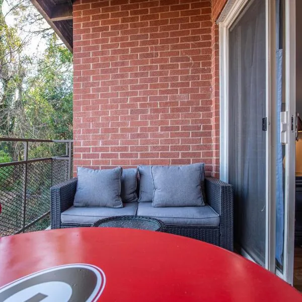 Classic City Getaway - Walk to Sanford Stadium, hotel in Athens
