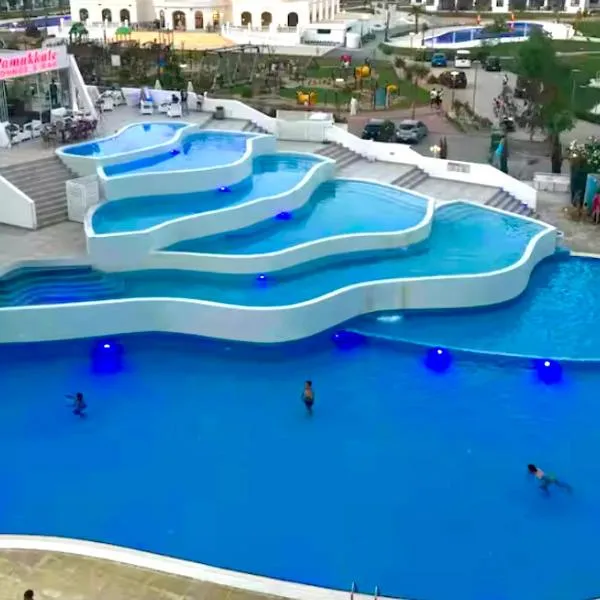 Family friendly modern flat in Caesar Resort &SPA, Long Beach İSKELE, KKTC, hotel v destinaci Iskele