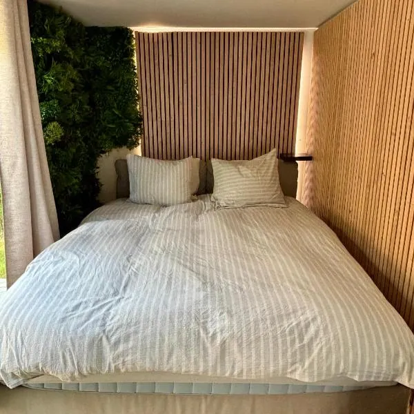 Containers aménagé au cœur des chants des grenouilles, hotel in Hotton