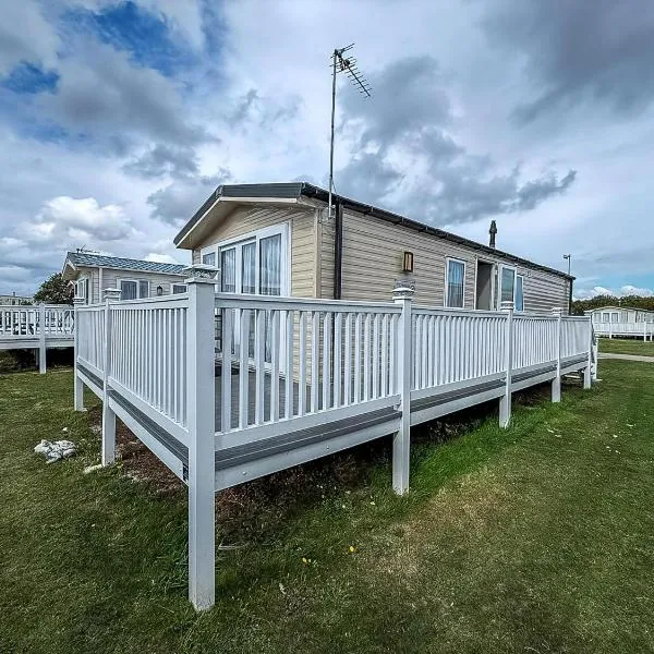Caravan With Large Decking At Coopers Beach Holiday Park Ref 49012Sv, hotel in East Mersea
