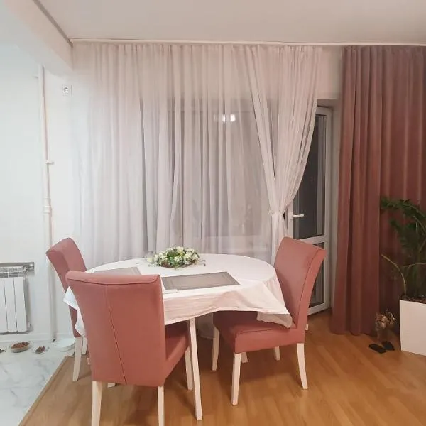 Spacious appartment in green area, 5 km to Khreschatyk، فندق في كييف