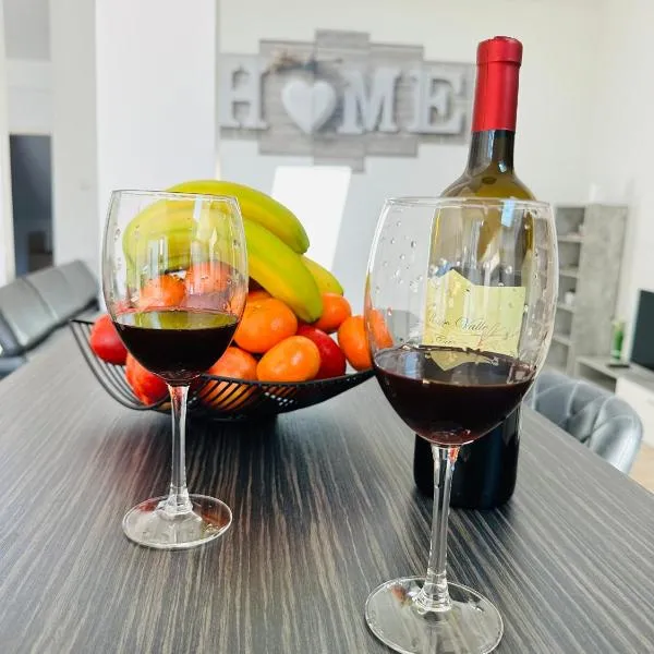 Große Ferienwohnung Gästehaus NEUBAU Merzig 120m2, hotel in Merzig