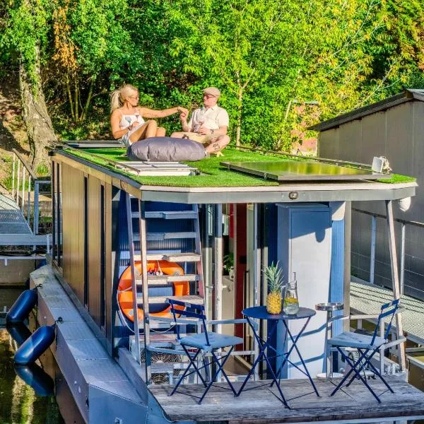 Romantic houseboat in Prague with paddle boat, viešbutis Prahoje