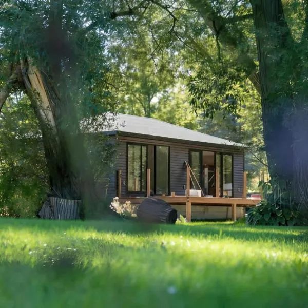 2-bedroom Lake Front Cottage in Harwood ON #3, hotel di Harwood