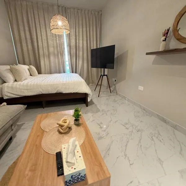 The chic Retreat Stylish Studio 2, hotel in Abu Dhabi