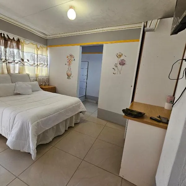 TURFLOOP guest house, hotel u gradu Mankweng