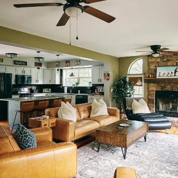 Visit Chill House 15 miles from Windham Hot Tub and Ping Pong, hotel v destinaci Cairo