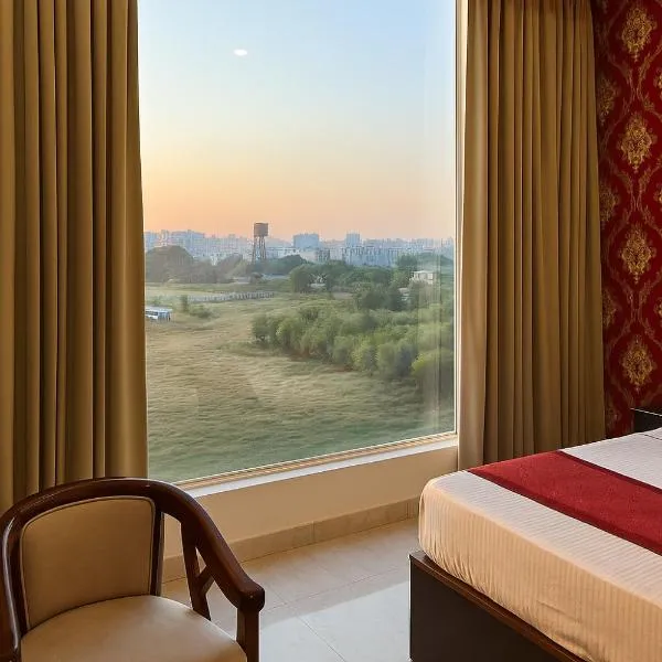 Hotel Lycoris Zirakpur Chandigarh # Ambala Chandigarh Highway Hotel # Ample Parking Space # Lift, hotel in Chandīgarh