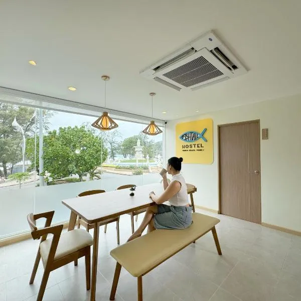 Fishtail Hostel Phuket、カロンビーチのホテル