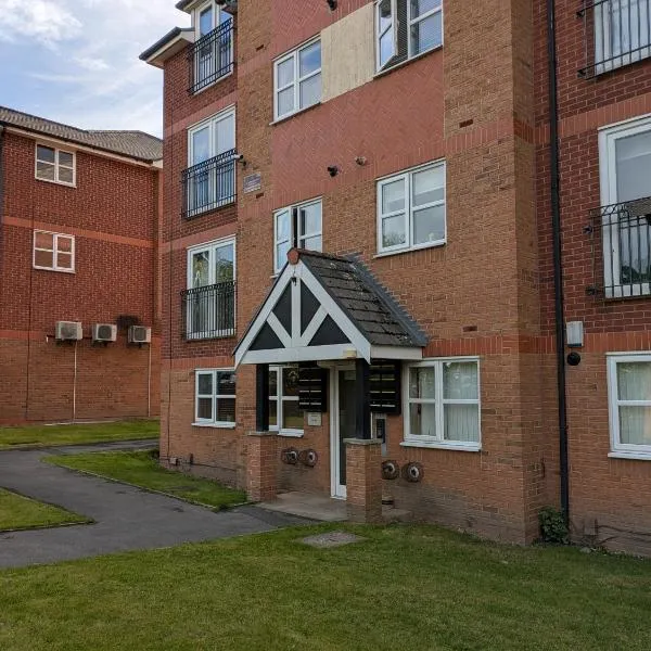 Comfortable and Peaceful 2 Bedroom Flat with Shared Bathroom and Kitchen Close to Manchester Airport、マンチェスターのホテル