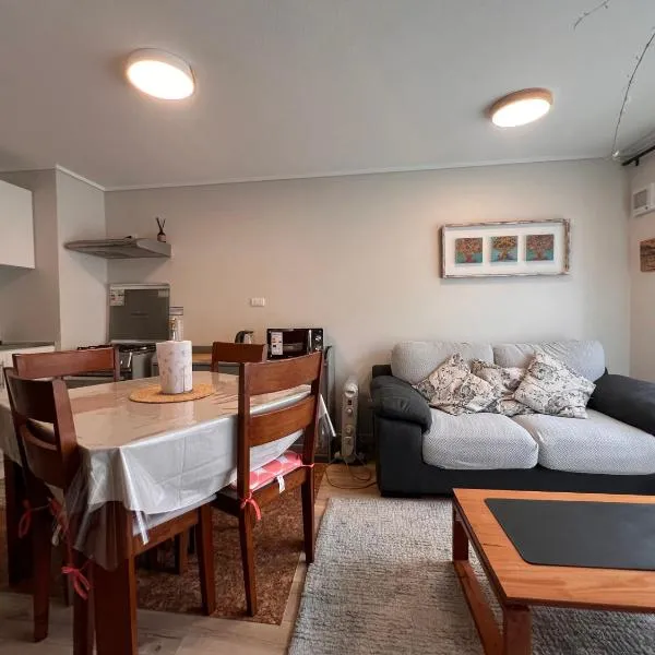 Céntrico, cómodo y moderno departamento en Puerto Montt con estacionamiento privado incluido, hotel in Puerto Montt