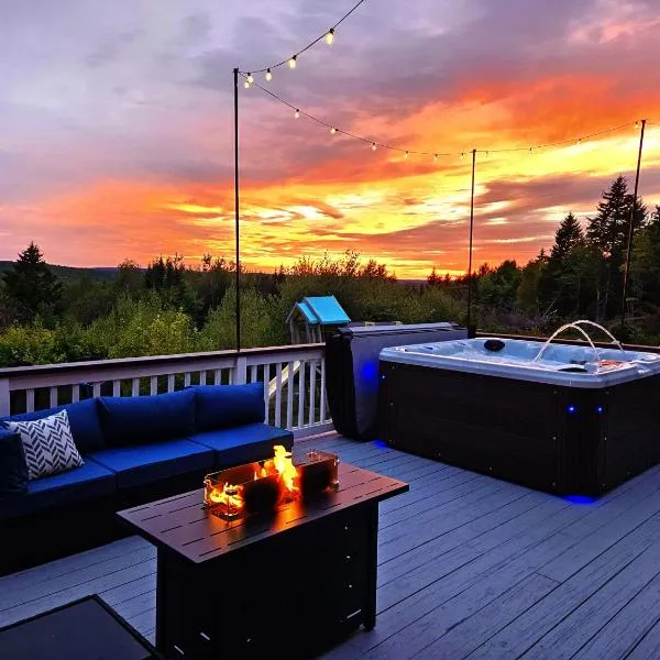 Bear Mountain Lodge. 560 Acre Wooded Estate., hôtel à Robbinston