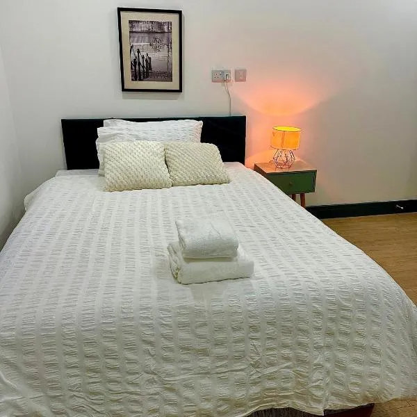 Stylish Ensuit Studios in the Heart of Vibrant Tooting 1 Min to Tube, hotel em Londres