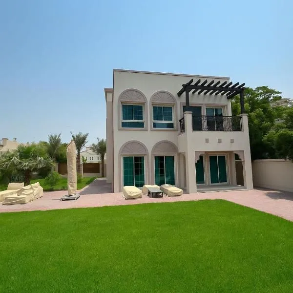 Family Villa, Sleeps up to 9 in JVT and Large garden, Hotel in Dubai