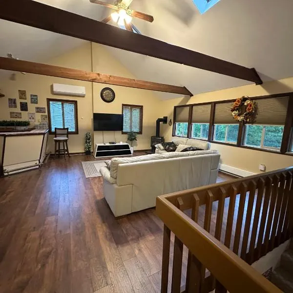 WOW!! Ultimate Pocono Retreat, Hot Tub, Game Room, Deck, Lakes, Skiing, Pools, hotel in Long Pond