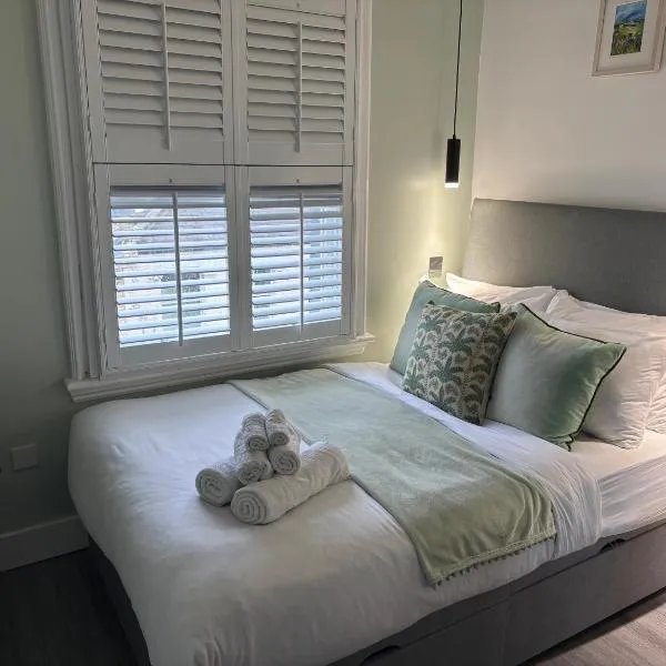 Delux Double Bedroom En Suite with Tea & Coffee Facilities, hotel in Londen