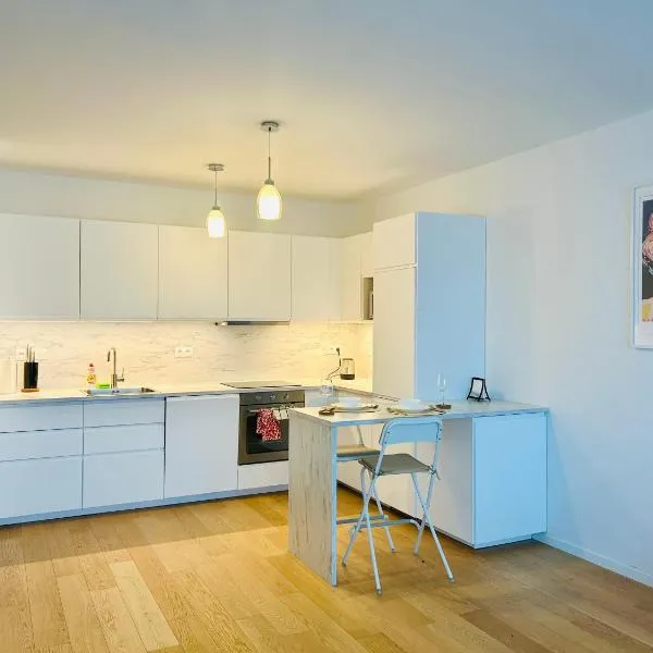 Stylish 19th-Floor Klingerka Apartment with Stunning Castle Views & Free Parking, hôtel à Bratislava