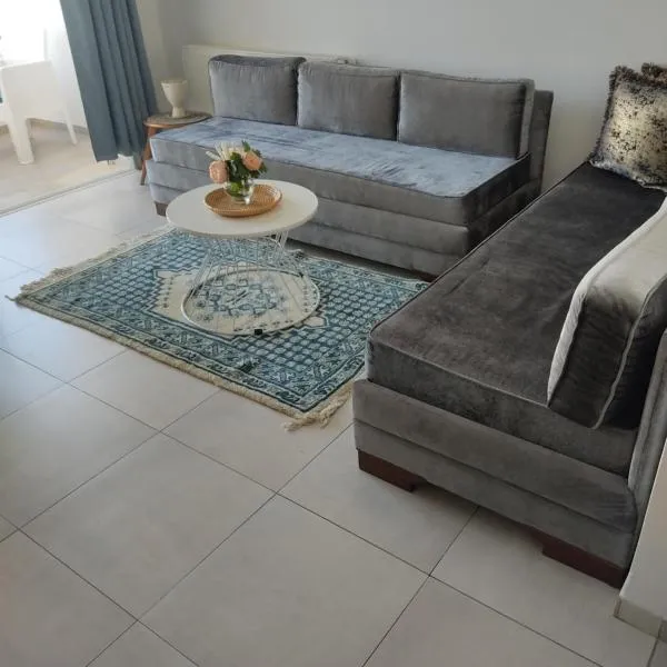 Magnifique appartement avec vue dégagée, près de l'aéroport et parking privé โรงแรมในอาริอานา