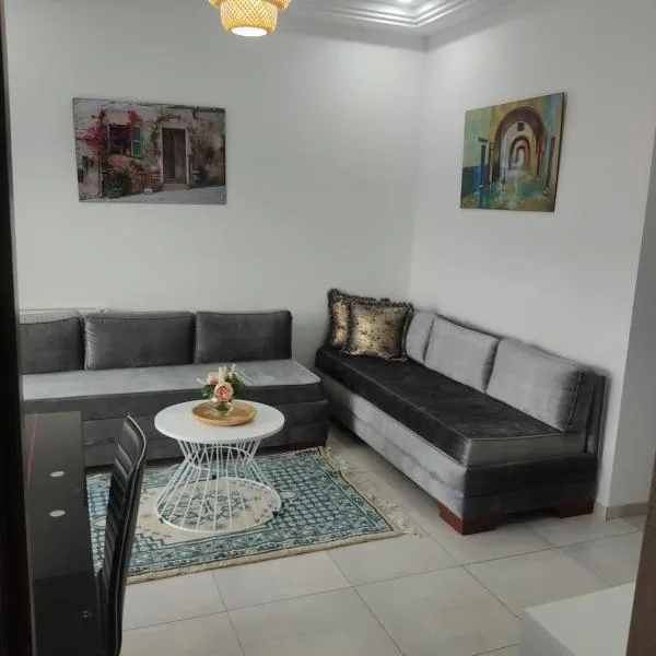 Magnifique appartement avec vue dégagée, près de l'aéroport et parking privé, hotel in Ariana