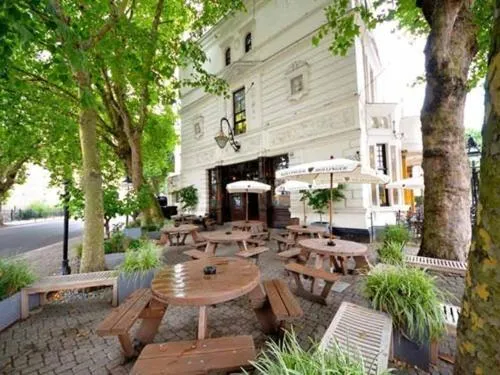 The Warrington, hotel in London