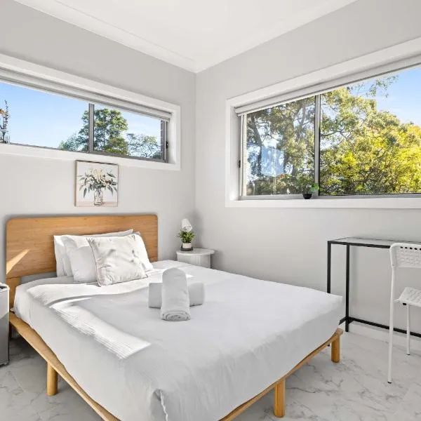 Bright Detached Double Room - Near Top Ryde City Shared Amenities, hotelli kohteessa Sydney