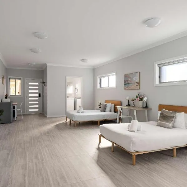 Comfort Stay - Detached Quadruple Studio Room with Simple Kitchenette near Top Ryde city, hotel en Sídney