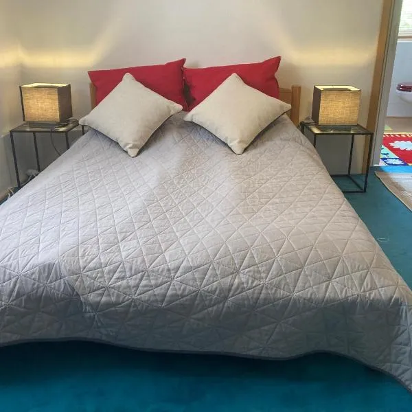 Ruhiges ganzes Apartment 45 m zwei Zimmer Grosses Bad Badewanne Kochnische, ξενοδοχείο στο Ντούισμπουργκ
