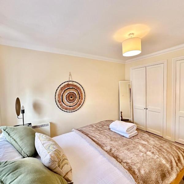 Paddington Beautiful Two Bedroom Apartment, London