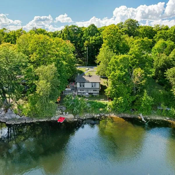 Chalet au bord du lac Bécaud -spa - paddle - foyer, hotel in Saint-Calixte