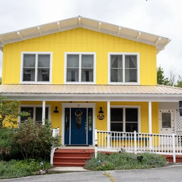 1878 RiverRun B&B - Waterfront, Self-Serve Breakfast, WiFi, Trail and River access, ξενοδοχείο σε Hancock