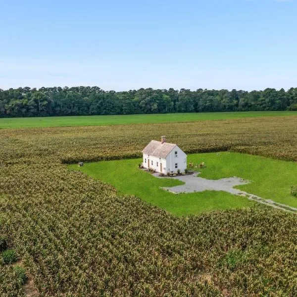 Charming 2BR with Fire Pit on Farm - 10 Min to Wharf، فندق في Melfa