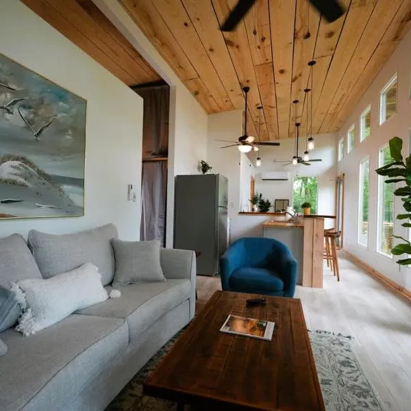 Luxe 2BR Cabin with Deck and Creek View - Working Farm، فندق في Melfa