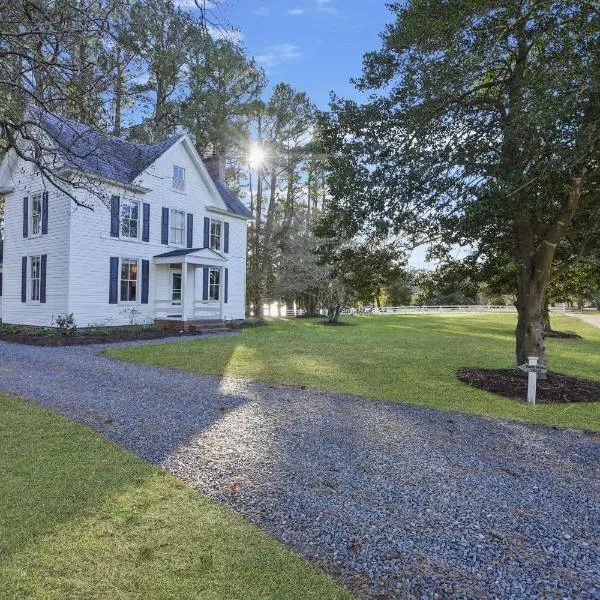 3BR Farmhouse with Porch Fire Pit Horseshoe Pit, hotel din Melfa