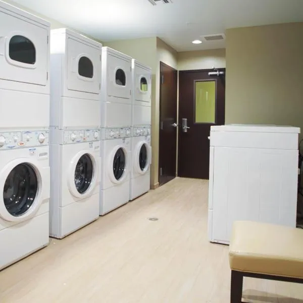Staybridge Suites Denver - Central Park by IHG, khách sạn ở Denver