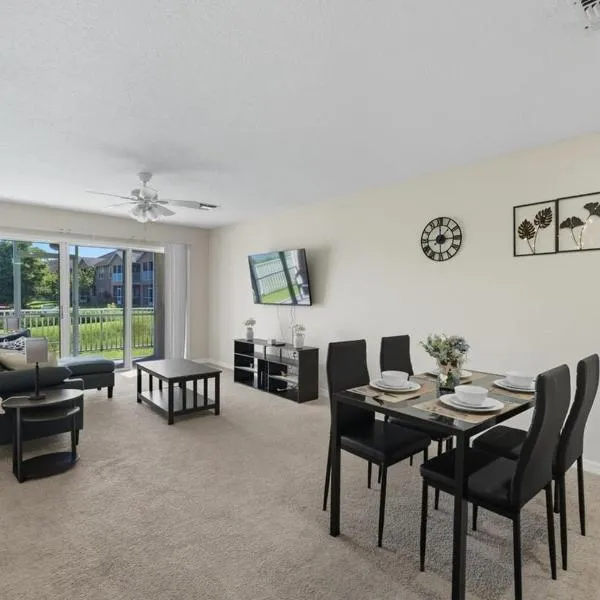 Spacious 2BR Condo Near Disney with Pool & Basketball, hotel em Kissimmee
