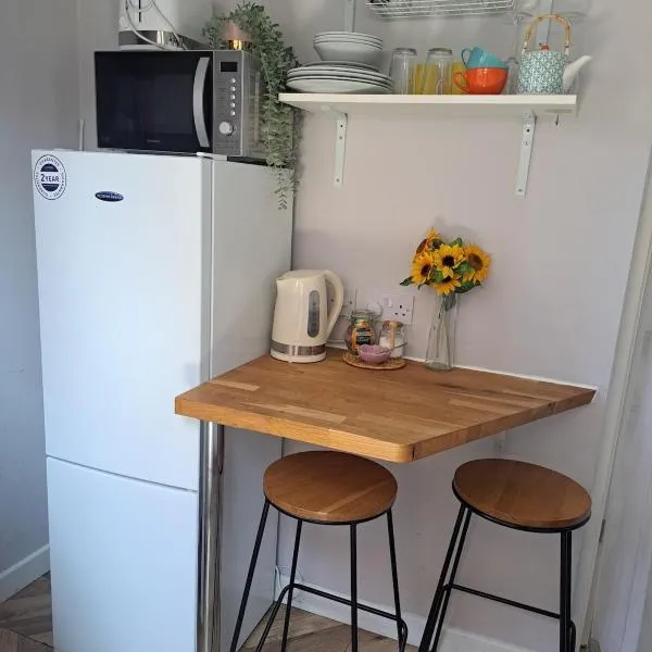 Whole Annexe in our family home & private entrance, hotel em Ipswich