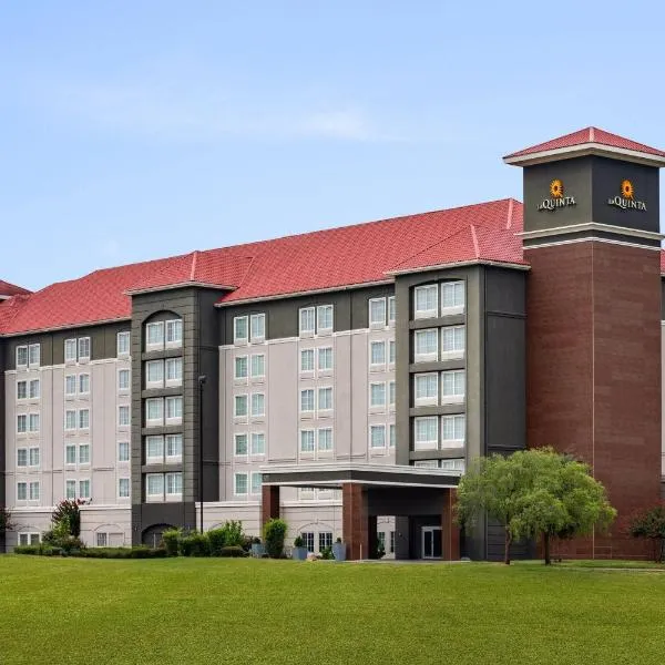 La Quinta by Wyndham Arlington North 6 Flags Dr, hotel in Arlington