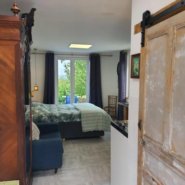 Studio L'audrerie., отель в городе Saint-Pardoux-Corbier