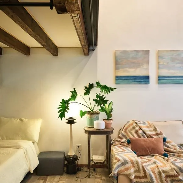 duplex 1 bedroom apartment on Wuyuan Road close Changshu Road station, hotel v Šanghaji