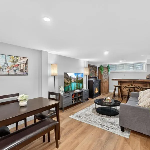 Bright and Modern 2BR Suite with Rustic Bar, hotel di Kingston