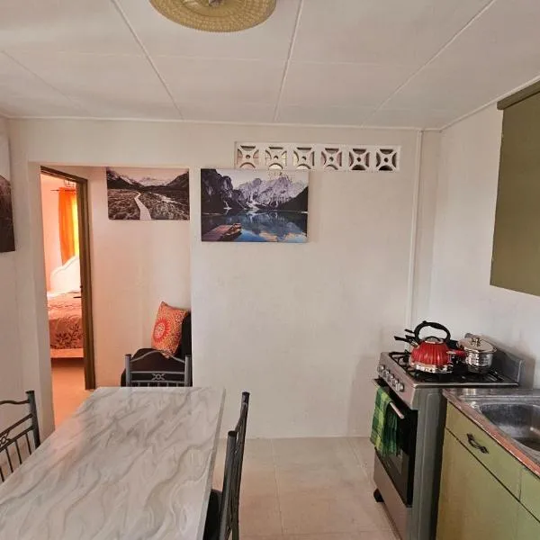 Cozy 1-Bedroom Apartment Near Botanical Gardens, hotel in Saint Michael