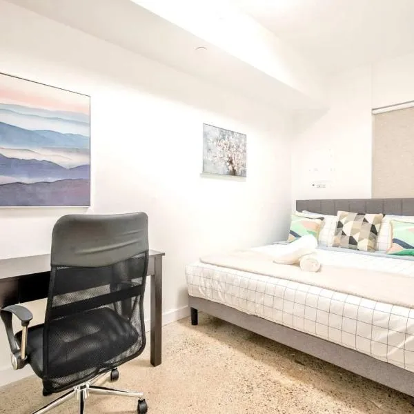 Peaceful 2BR Basement Suite Near Downtown Toronto - The Roland, hotel a Toronto